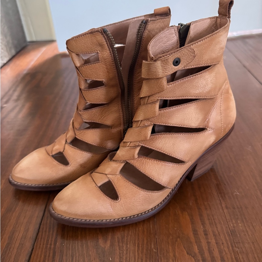 Sundance Triga Tan Leather Cutout Ankle Boots - EUC worn once 38